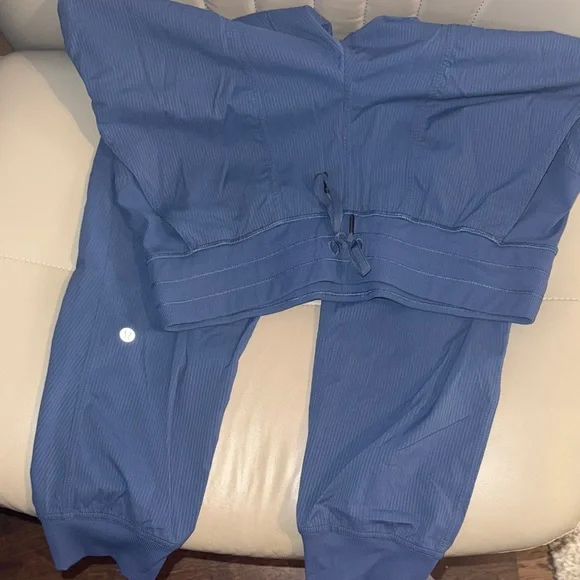 Lululemon Athletica dance studio joggers in blue twill. Size 8. - Picture 3 of 3